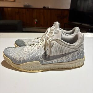 Men’s Nike Mamba Rage in pure platinum.  Size 11.5